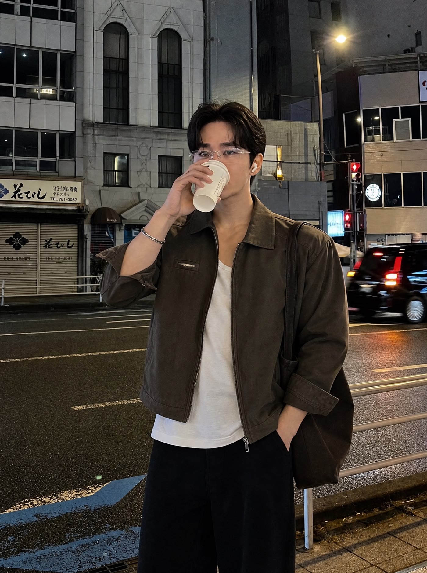 밤거리에서 레브르 재킷을 착용한 가을 스타일링